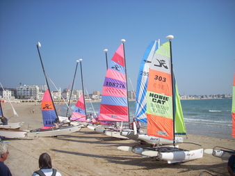 Les Sables d'Olonne: Surf + anglais, optimist, catamaran…le plein d’activités nautiques pendant les vacances avec l’Institut Sports Océan