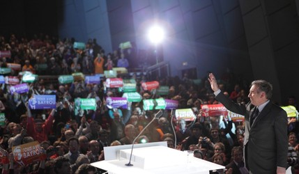 François Bayrou tenait jeudi soir un meeting au Centre des Congrès d'Angers pendant que le candidat Nicolas Sarkozy se faisait huer à Bayonne