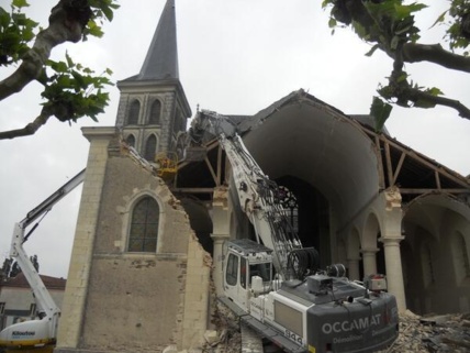 L'église de Gesté livrée aux buldozers L'église de Gesté livrée aux buldozers