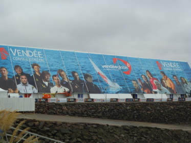 Créé par Philippe Jeantot en 1989, le Vendée Globe est né d’un désir de pousser plus loin la notion d’aventure humaine et de surpassement de soi Créé par Philippe Jeantot en 1989, le Vendée Globe est né d’un désir de pousser plus loin la notion d’aventure humaine et de surpassement de soi