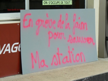 Elle entame une grève de la faim Elle entame une grève de la faim