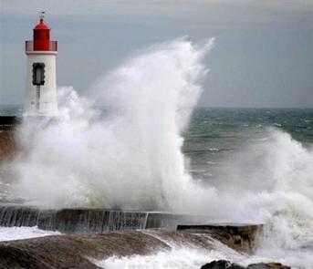 La nuit de jeudi à vendredi promet d'être agitée dans l'Ouest de la France, où une tempête est annoncée. La nuit de jeudi à vendredi promet d'être agitée dans l'Ouest de la France, où une tempête est annoncée.