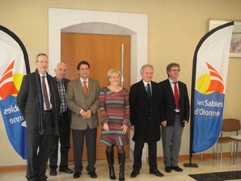 Mme Sylvie Clement-Cottuz, directrice régionale de l'AFPA entourée des élus des Sables d'Olonne et de ses collègues.