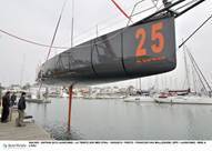 Vendée Globe 2012 : Le monocoque Safran remis à l'eau après trois mois de chantier Vendée Globe 2012 : Le monocoque Safran remis à l'eau après trois mois de chantier