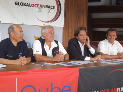 De gauche à droite: Bernard Devy (Sports Nautiques Sablais), Josh Hall (Organisateur de la Global Ocean Race), Stéphane Tournade (Chargé des activités nautiques pour la ville des Sables d'Olonne), Mathieu Thébaud (Port Olona)