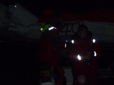 Arrivée de Nick Leggatt et Phillippa Hutton-Squire sur le ponton du Vendée Globe cette nuit.