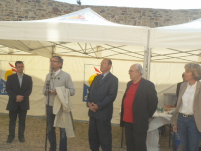 A gauche : Vincent Loyer,  chargé de mission pour le département marine Musée de l'abbaye Sainte-Croix entouré des élus.