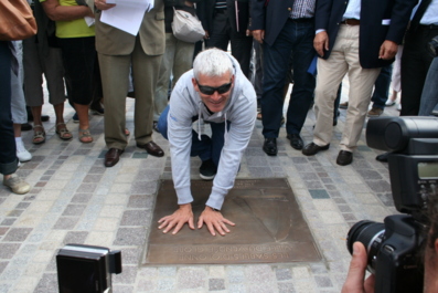 Inauguration plaque empreintes de Vincent Riou sur le nouveau remblai aux Sables d'Olonne