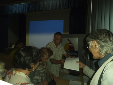 Au mlieu, Charles d'Estève présente son ouvrage "Eclats d'Orient" Au mlieu, Charles d'Estève présente son ouvrage "Eclats d'Orient"