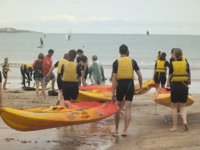 Certains n'ont pas hésité à se jeter à l'eau malgré un temps maussade le samedi 30 juin Certains n'ont pas hésité à se jeter à l'eau malgré un temps maussade le samedi 30 juin