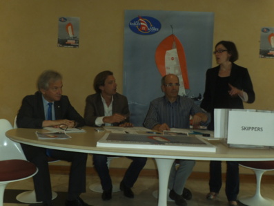 De gauche à droite : Gérard Faugeron, Vice-President du Conseil Général, Stéphane Tournade, Chargé des activités nautiques et Bernard Devy, Président des SNSablais,  lors de la présentation de la course en mairie aux Sables d'Olonne