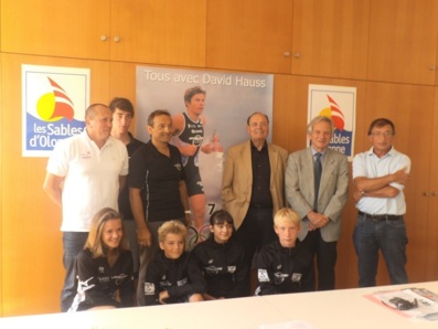 De gauche à droite : Eric Brondy, Luc Bouron, Louis Guédon, Gérard Faugeron, Denis March et les jeunes sablais : tous unis derrière David Hauss De gauche à droite : Eric Brondy, Luc Bouron, Louis Guédon, Gérard Faugeron, Denis March et les jeunes sablais : tous unis derrière David Hauss