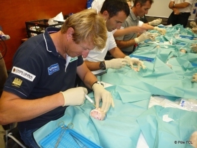 Formation médicale pour les skippers du Vendée Globe.  Copyright: Pôle FCL