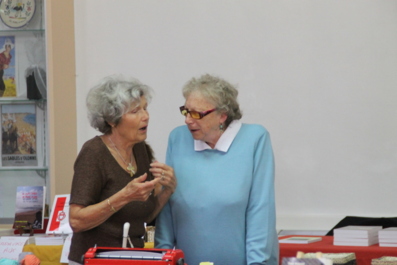 A droite : Jeamie Audger A droite : Jeamie Audger