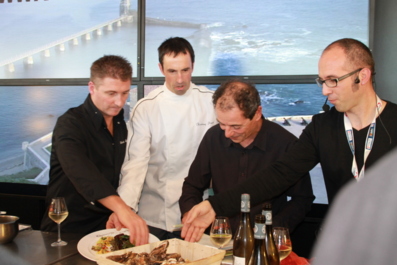 Le skipper, Marc Guillemot en plein travaux cullinaires