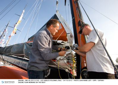 Dernières vérifications pour le monocoque Safran Sailing Team