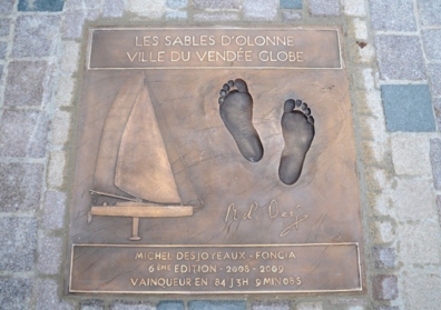 Inauguration de la deuxième plaque d'empreintes de Michel Desjoyeaux sur le remblai des Sables d'Olonne