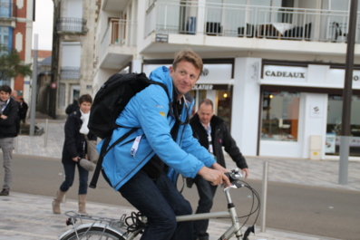 Jean-Pierre Dick à vélo devant les Atlantes le vendredi 9 novembre 2012