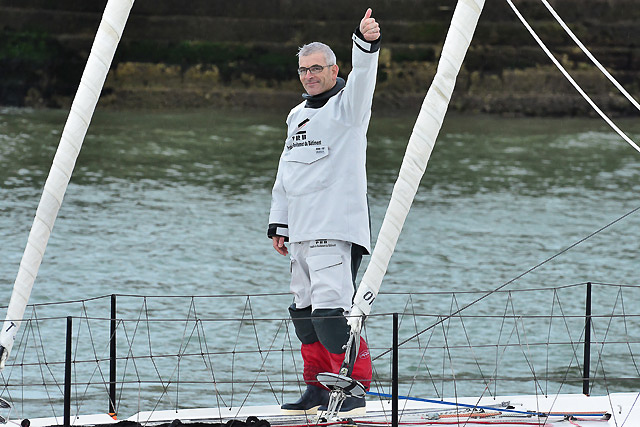 Choc avec une bouée métallique, dégâts à l'avant du bateau PRB