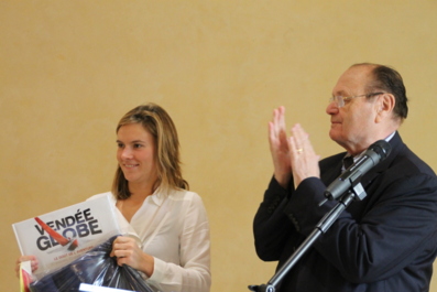 Louis Guédon remet les récompenses à Marie Dejean Louis Guédon remet les récompenses à Marie Dejean