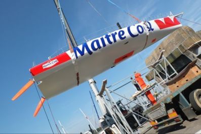 Grutage du 60 pieds Imoca Maître CoQ à Lorient. Photo © Agence Kaori