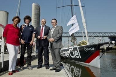 Jean Le Cam et Philippe Monloubou (cravate rouge) lors du baptème de SynerCiel Jean Le Cam et Philippe Monloubou (cravate rouge) lors du baptème de SynerCiel