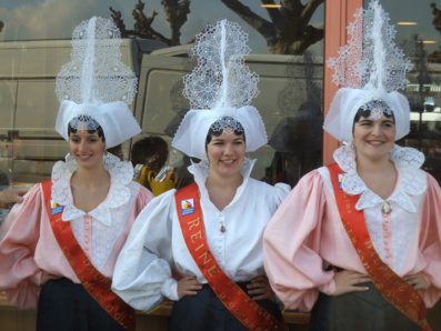 Au centre : la Reine des Sables 2012 entourée de ses dauphines