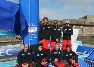 de gauche à droite assis : Fred Guilmin, Guillaume Le Brec, Roland Jourdain, Thierry Douillard de gauche à droite debout : Jean-Pierre Dick, Thierry Duprey Du Vorsent, Vincent Riou.Copyright :Virbac-Paprec Sailing Team