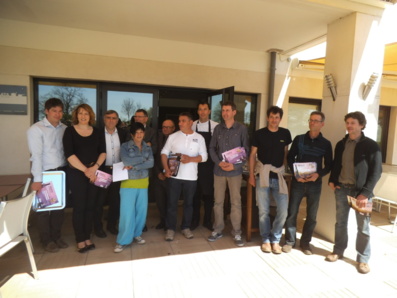 Viticulteurs, élus et organisateurs réunis lors de la remise des prix Viticulteurs, élus et organisateurs réunis lors de la remise des prix