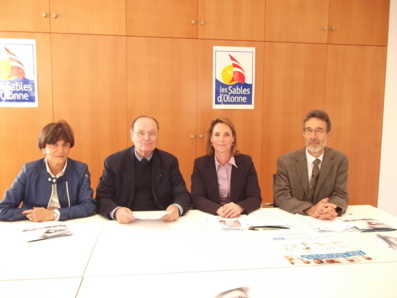 De gauche à droite : Marie-Christiane Boissy, Vice-Présidente du CCAS de la Ville des Sables d'Olonne, Louis Guédon, Maire des Sables d'Olonne, Membre honoraire du Parlement, Maryline Lambert, Directrice Adjointe de la CPAM de la Vendée, Dominique Chupin, Médecin responsable des centres d'examens de santé.