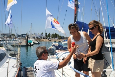 La bouteille à la mer de l'édition 2011 de la course Les Sables-Horta, retrouvée sur une plage des îles Caïman