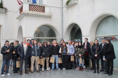 Les élèves Islandais devant la Mairie des Sables