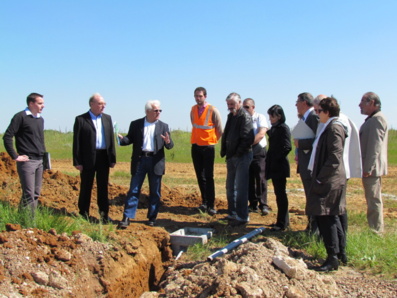 M. Marcel Gauducheau (Président de la Communauté de Communes du Pays Moutierrois) présente la nouvelle zone d'activités LES MOTETTES 2, située à Angles. Fin des travaux en juin 2013. M. Marcel Gauducheau (Président de la Communauté de Communes du Pays Moutierrois) présente la nouvelle zone d'activités LES MOTETTES 2, située à Angles. Fin des travaux en juin 2013.
