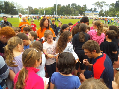 Les enfants recueillent les autographes des joueurs Anglais.