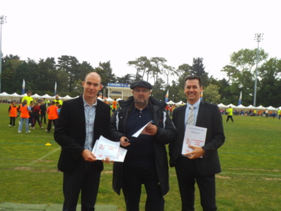 Au centre : Gilbert Uhart, entouré de deux partenaires du Crédit Mutuel Au centre : Gilbert Uhart, entouré de deux partenaires du Crédit Mutuel