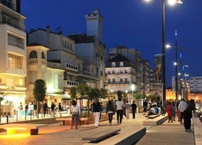 Ce soir, admirez le savoir-faire des artisans du MARCHE DES METIERS D'ART sur la Place du TribunaL Ce soir, admirez le savoir-faire des artisans du MARCHE DES METIERS D'ART sur la Place du TribunaL