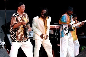 The Earth Wind & Fire Experience. Photo : Rhythm records Inc