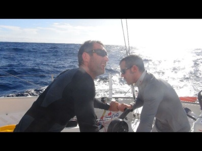 Jérémie Beyou et Christopher Pratt à la manoeuvre. Photo : Team Maître CoQ Jérémie Beyou et Christopher Pratt à la manoeuvre. Photo : Team Maître CoQ