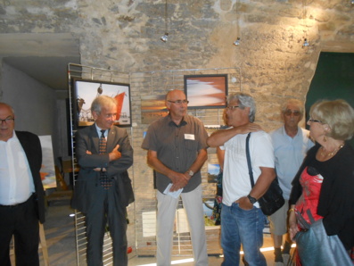 Au centre : Pierre Giraud, lors du vernissage