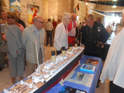 Au centre : Michel Launay a construit la maquette du Titanic. Un an de réalisation et 1,80m de longueur du navire.