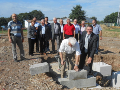 Pose de la 1ère pierre des locaux dans la zone d'activités de la Cormerie à Champ Saint-Père Pose de la 1ère pierre des locaux dans la zone d'activités de la Cormerie à Champ Saint-Père