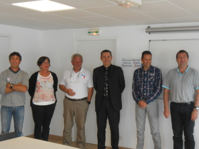 De gauche à droite : Régis Blanchard, conseiller technique national de la Fédération de Surf, Caroline Violot conseillère municipale, Charles Bride, secrétaire général de la Fédération Française de Surf, Gérard Baudry, directeur CREPS des Pays de la Loire, Xavier Poirot, directeur de l'ISO et Lionel Pariset, conseiller délégué aux activités nautiques