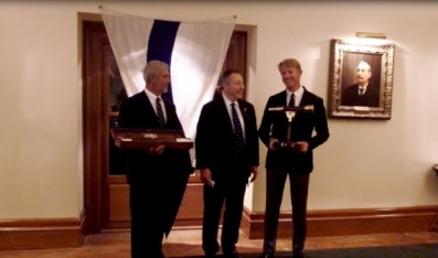 Jean Pierre Dick récompensé pour son acte de « bon sens marin » sur le Vendée Globe Jean Pierre Dick récompensé pour son acte de « bon sens marin » sur le Vendée Globe