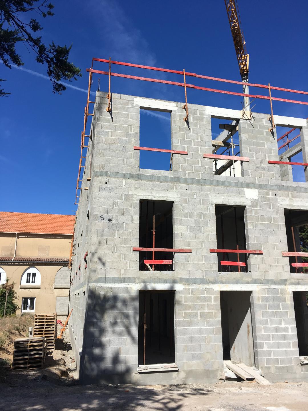 Bénédiction de la première pierre du centre spirituel : le Relais Pascal aux Sables Bénédiction de la première pierre du centre spirituel : le Relais Pascal aux Sables