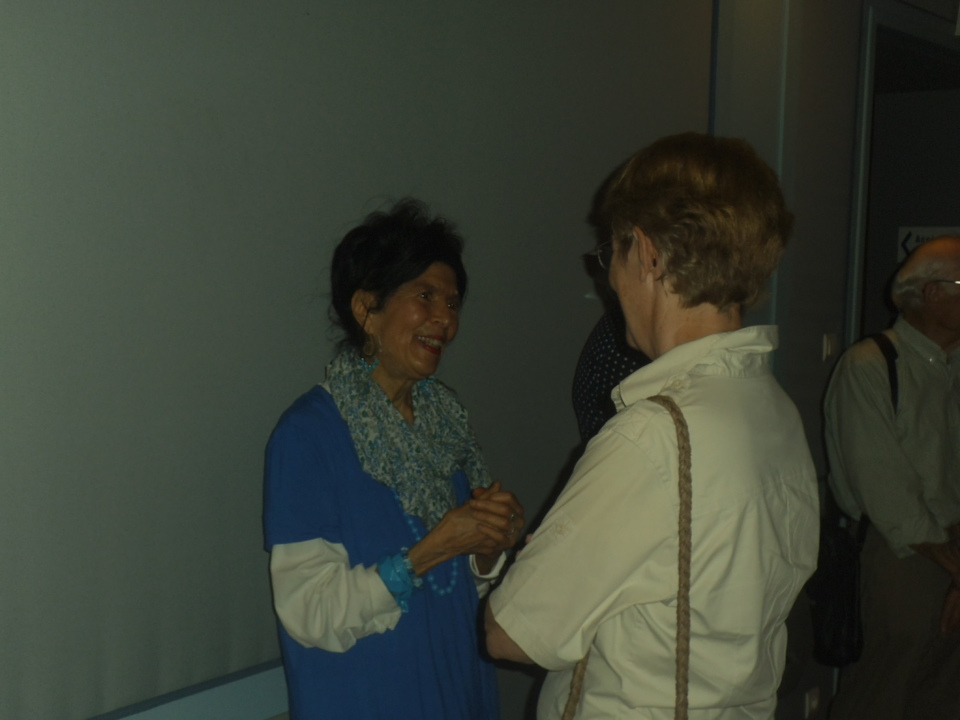 Malika Pondevie entourée d'un public conquit Malika Pondevie entourée d'un public conquit