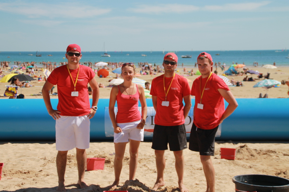 Les animateurs s'activent sur la grande plage Les animateurs s'activent sur la grande plage