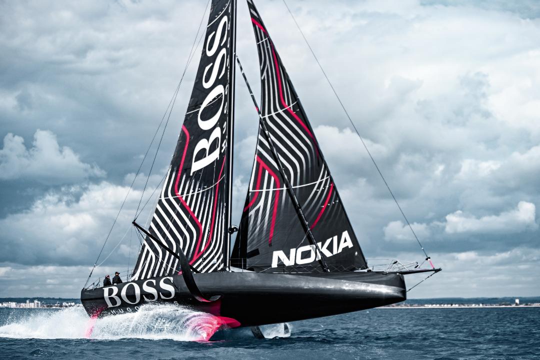 Le skipper britannique Alex Thomson a informé son équipe à terre d'un éventuel problème structurel à bord de HUGO BOSS.