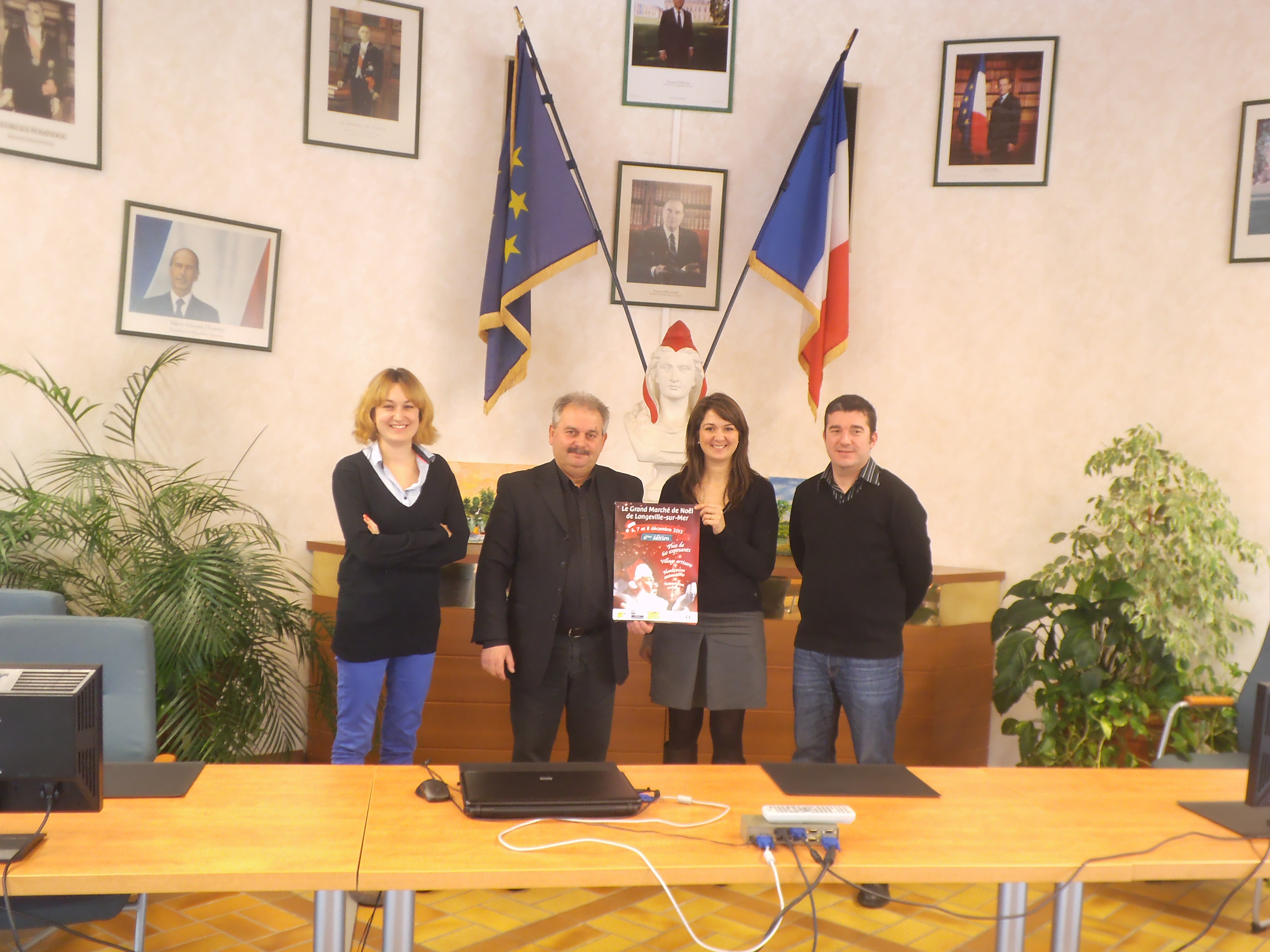 Edith Roy de l'associaiton Autistes sans frontières, Michel Bridonneau, le Maire Nathalie Barbeau, organisatrice du Marché de Noël ,et Samuel Boudeau Edith Roy de l'associaiton Autistes sans frontières, Michel Bridonneau, le Maire Nathalie Barbeau, organisatrice du Marché de Noël ,et Samuel Boudeau