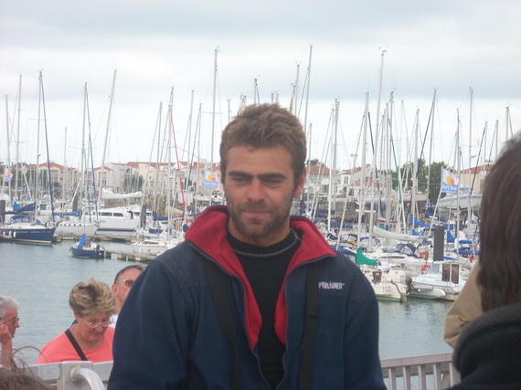 Damien Guillou (Demi-Clé) prend la quatrième place au classement général cumulé des voiliers de série. Damien Guillou (Demi-Clé) prend la quatrième place au classement général cumulé des voiliers de série.