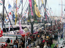 Ce dimanche 25 octobre, à midi, les pontons du Vendée Globe étaient assaillis.